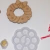 Houten Kerstornament Knutselset – Inclusief Verf & Kwast – DIY Christmas Craft Kit voor Kinderen – Gingerbread & Wreath – Creatief Cadeau – Crafted Creations
