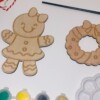 Houten Kerstornament Knutselset – Inclusief Verf & Kwast – DIY Christmas Craft Kit voor Kinderen – Gingerbread & Wreath – Creatief Cadeau – Crafted Creations