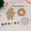 Houten Kerstornament Knutselset – Inclusief Verf & Kwast – DIY Christmas Craft Kit voor Kinderen – Gingerbread & Wreath – Creatief Cadeau – Crafted Creations
