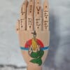 Houten Tattoo Handje – Blonde zeemeermin op haak en rood witte vuurtoren