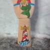 Houten Tattoo Handje – Blonde zeemeermin op haak en rood witte vuurtoren