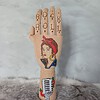 Houten Tattoo Handje – punk rockster vrouw en oude grijze microfoon