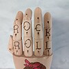 Houten Tattoo Handje – punk rockster vrouw en oude grijze microfoon