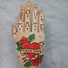 Houten Tattoo Handje – rood Hart witte banner rode bloemen en een rode roos