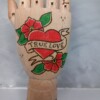 Houten Tattoo Handje – rood Hart witte banner rode bloemen en een rode roos