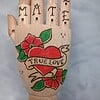 Houten Tattoo Handje – rood Hart witte banner rode bloemen en een rode roos
