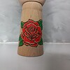 Houten Tattoo Handje – rood Hart witte banner rode bloemen en een rode roos