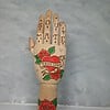 Houten Tattoo Handje – rood Hart witte banner rode bloemen en een rode roos