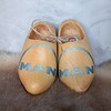 Houten klompjes met blauw MAN loge