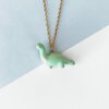 Ketting met roze en groene diplodocus hanger