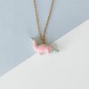 Ketting met roze en groene diplodocus hanger