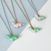 Ketting met roze en groene diplodocus hanger