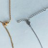 Ketting met roze en groene diplodocus hanger