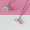 Ketting met roze en groene stegosaurus hanger