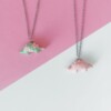 Ketting met roze en groene stegosaurus hanger