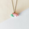 Ketting met roze met groene triceratops hanger