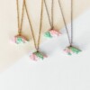Ketting met roze met groene triceratops hanger