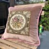 Kussen 40x40 cm van vintage stoffen, oud roze met een Frans kleedje erin verwerkt