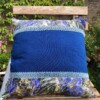Kussen 40x40 cm van vintage stoffen, randjes en bandjes, blauw