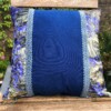 Kussen 40x40 cm van vintage stoffen, randjes en bandjes, blauw