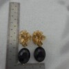 Opvallende vergulde oorbellen met hanger van kristalglas - zwart