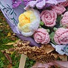 Romantisch handgemaakt haakboeket met anjer, rozen en lavendel