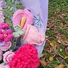 Romantisch handgemaakt haakboeket met anjer, rozen en lavendel