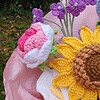 Romantisch handgemaakt haakboeket met anjer, rozen en lavendel