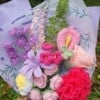 Romantisch handgemaakt haakboeket met anjer, rozen en lavendel