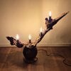 Rustieke lamp op een houten bol
