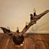 Rustieke lamp op een houten bol