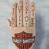 Houten Tattoo Handje – Harley Davidson loge en groen motor en rijdend skelet