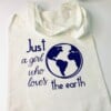 Tote Bag – Just a Girl Who Loves the World – Paars Design – Katoenen Shopper – Herbruikbaar – 38x42 cm