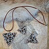 Wild Elegance sieradenset – handgemaakte panterprint oorbellen & ketting van Miyuki kralen