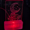 🌙 Maanmuisje in RGB-stolp – Handgegraveerd glas, RGB LED lichtje