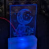 🌙 Maanmuisje in RGB-stolp – Handgegraveerd glas, RGB LED lichtje