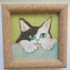 Katje Kiekeboe – Klein Origineel Schilderij | Zwart-Witte Kat | 10x10 cm Canvasboard | Inclusief Lijst | Schattige Kattenkunst voor de Kattenvriend