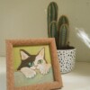 Katje Kiekeboe – Klein Origineel Schilderij | Zwart-Witte Kat | 10x10 cm Canvasboard | Inclusief Lijst | Schattige Kattenkunst voor de Kattenvriend