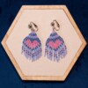 Fringe oorbellen met roze hart in ijsblauw - korte handgemaakte oorbellen