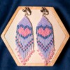 Fringe oorbellen met roze hart in ijsblauw - lange handgemaakte oorbellen