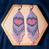 Fringe oorbellen met roze hart in ijsblauw - lange handgemaakte oorbellen