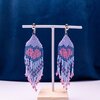 Fringe oorbellen met roze hart in ijsblauw - lange handgemaakte oorbellen