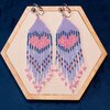 Fringe oorbellen met roze hart in ijsblauw - lange handgemaakte oorbellen