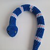 Gehaakte knuffel slang | Donkerblauw, lichtblauw en lichtroze