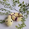 Gehaakte knuffel slang | Geel, lichtroze en zwart