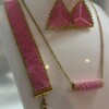 Handgemaakte Elegante keting armband en oorbellen set: Roze en goud kralen ketting, armband en driehoek oorbellen