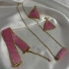 Handgemaakte Elegante keting armband en oorbellen set: Roze en goud kralen ketting, armband en driehoek oorbellen