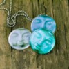budha,buddha ketting,budha medaillon,budha gezicht,buddha face,Fotomedaillon ketting met drie verschillende verwisselbare voorkanten met foto`s van budha,Blauw grijze buddha gezichten. Voor het dicht bij je dragen van je favoriete foto.