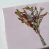 Droogbloemen keramiektegel – Decoratieve tegel met bloemen op roze achtergrond