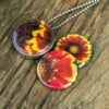 Fotomedaillon ketting/medaillon ketting met close up bloemen foto`s in rood geel en oranje. Roest vrij stalen ketting,rvs medaillon,roestvrij staal medaillon. Binnenin het medaillon komt je favoriete foto!